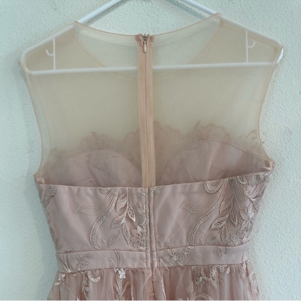 💖 Maniju. Chic Floral Lace Dress with Sheer Neckline, Medium - Picture 4 of 5